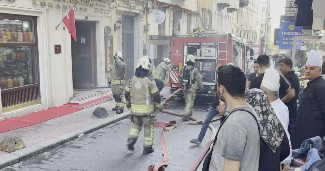 İstanbul'da AVM'de yangın paniği: Çok sayıda ekip sevk edildi8