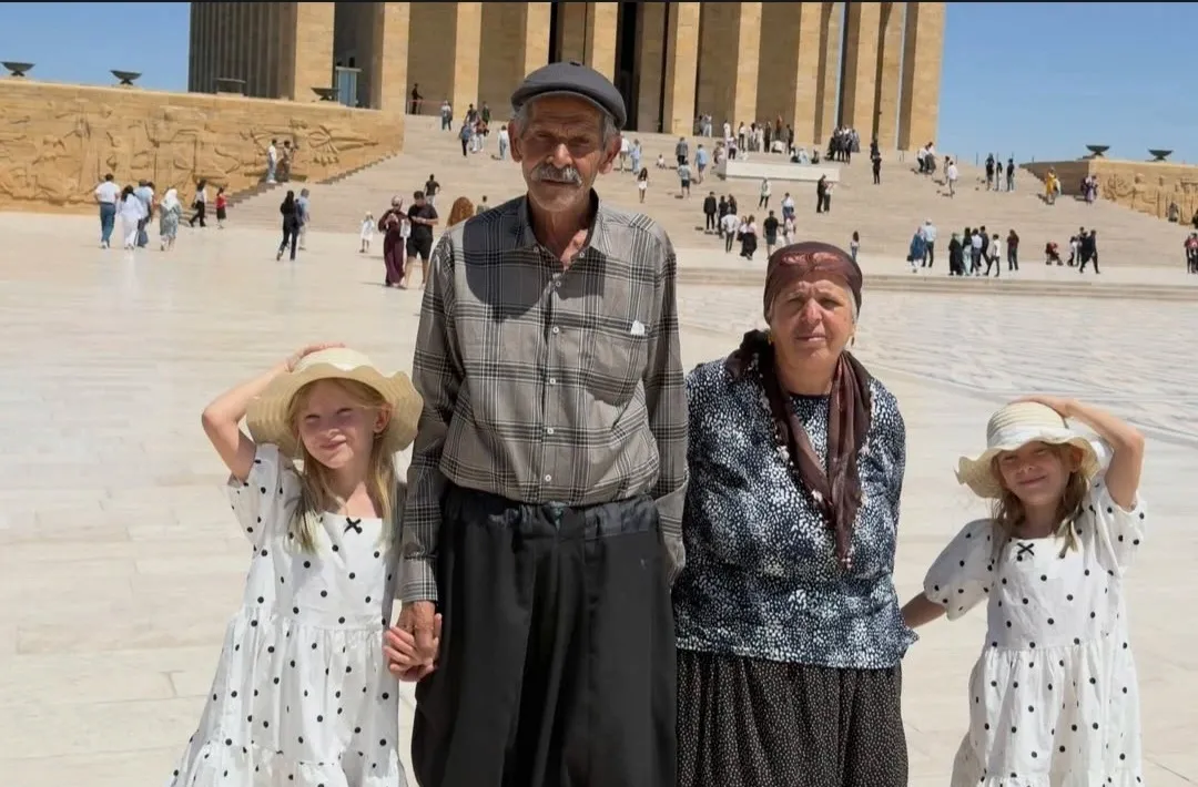 Türkiye'yi kendine hayran bırakan aileyi komşuları dolandırmış: İki yıllık maaşı çalınmış! Çocukları için sesini çıkaramadı