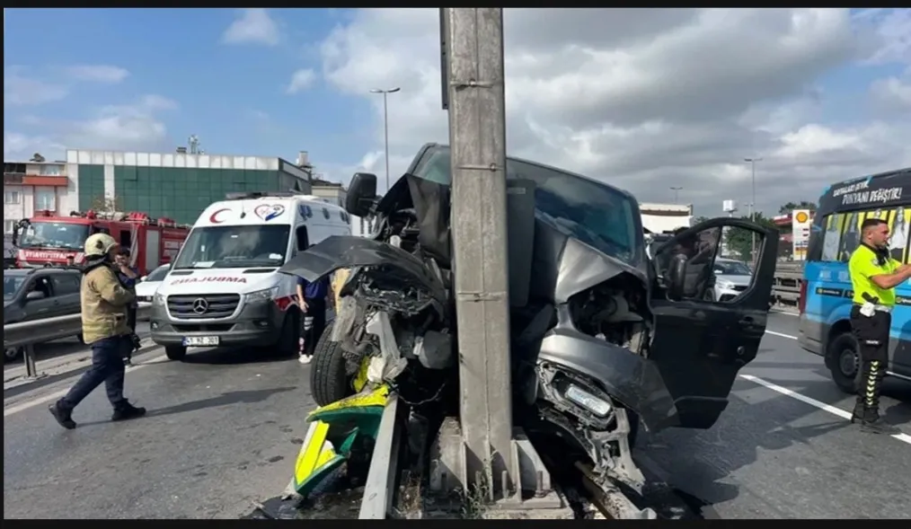 Küçükçekmece'de korkutan kaza: 5'i ağır 13 çocuk yaralandı