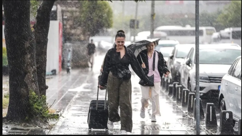 Beklenen serin havalar geldi: İstanbul'da kuvvetli yağış ve rüzgar etkili olacak