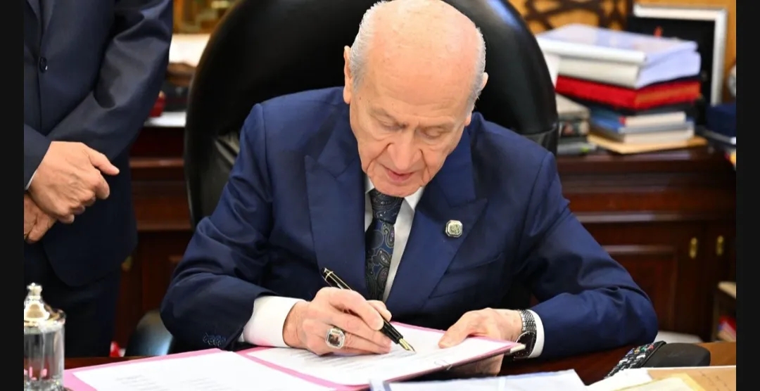 Çerçeve yasada imza süreci başladı: İlk imza Bahçeli’den
