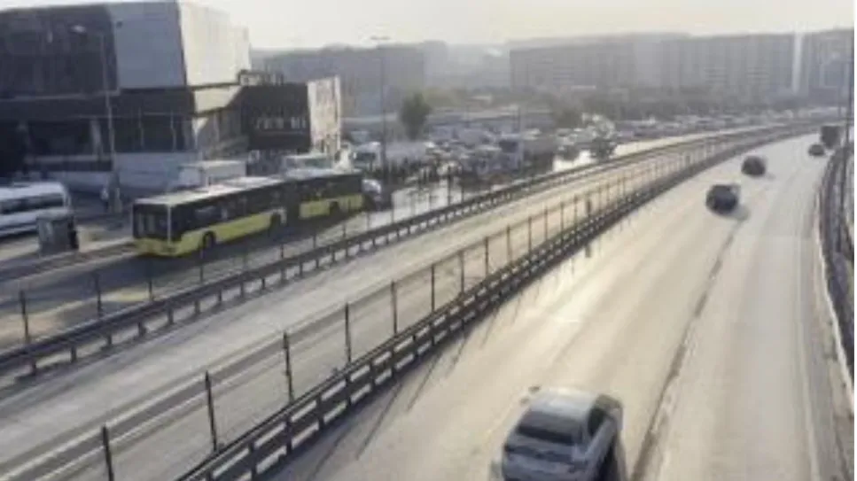 Küçükçekmece D-100'de otomobil, İETT otobüsüne çarptı: 3 ölü