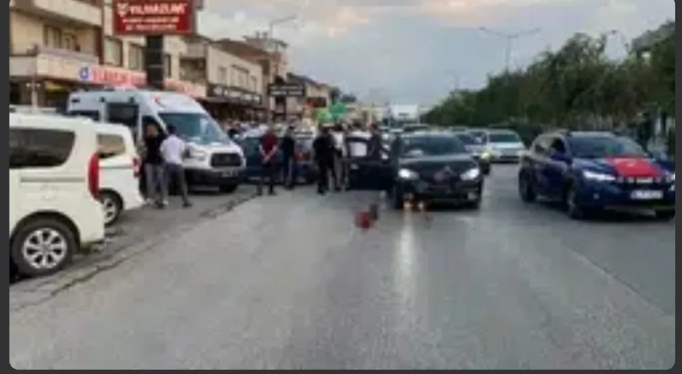 İki otomobil çarpıştı, 4 kişi yaralandı: Motosikletli çift kazadan kıl payı kurtuldu