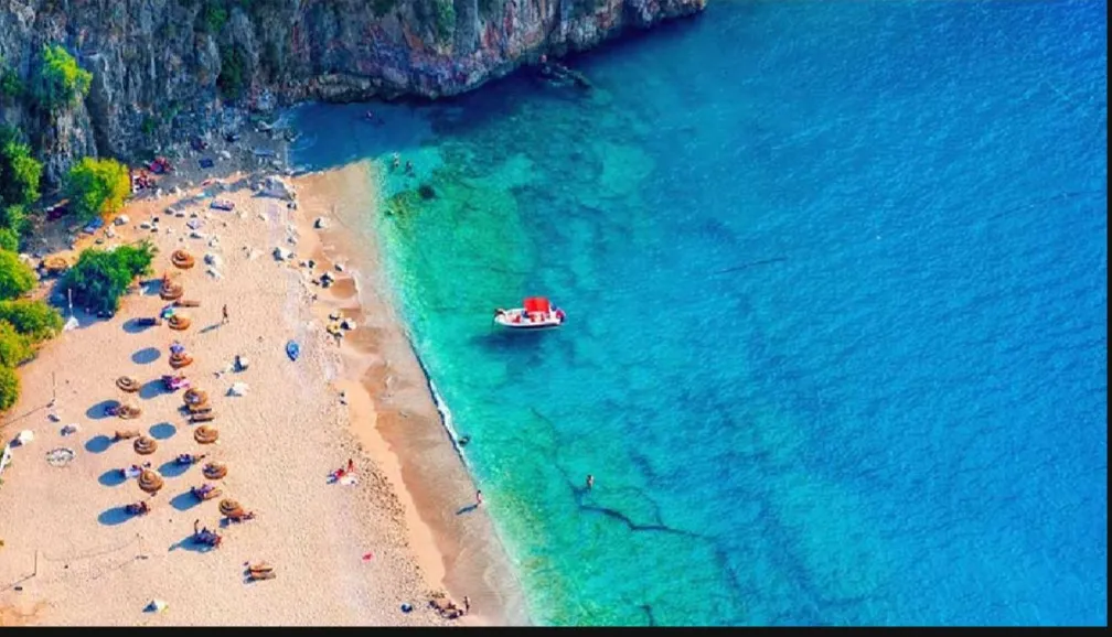 Ölüdeniz’e değil artık herkes buraya gidiyor! Berrak denizi, sarı kumları ve uygun fiyatıyla cezbediyor