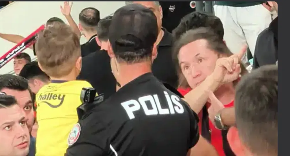 Minik taraftarın formasını zorla çıkarttıran tribün zorbasına ev hapsi verildi!