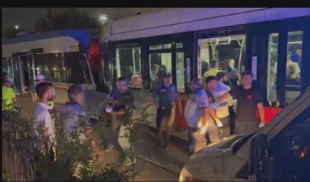Zeytinburnu'nda 2 tramvay kafa kafaya çarpıştı
