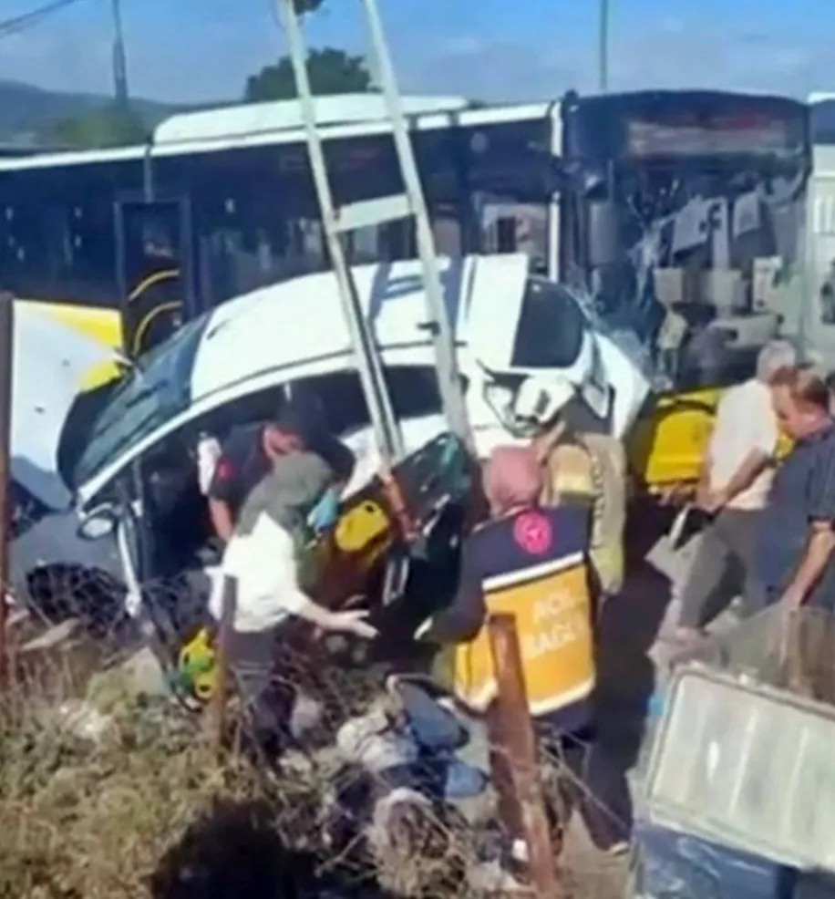 Sorumsuz sürücü dehşeti: Çarptığı otobüsteki biri bebek 4 kişi yaralandı - Fotoğraf Galerisi 1