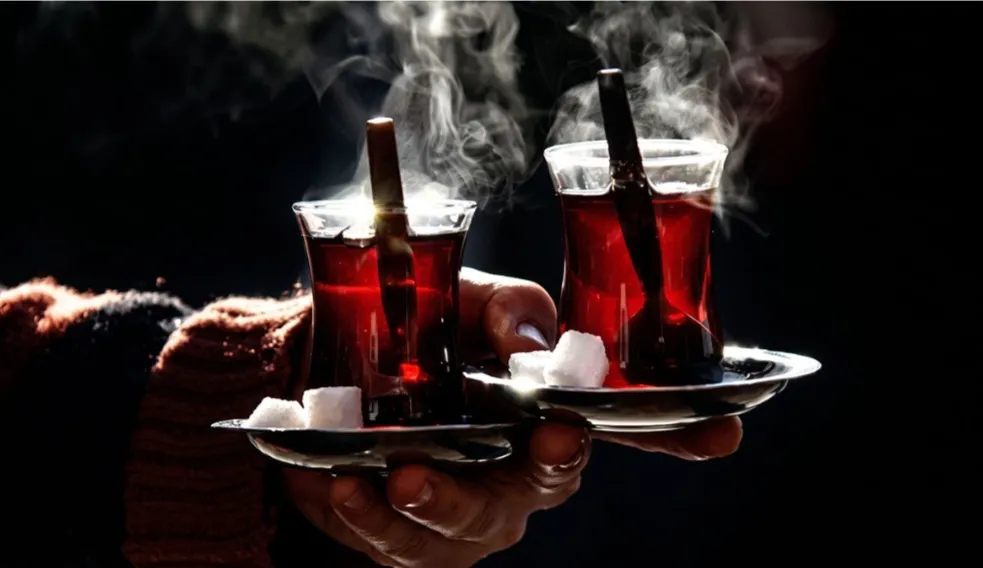 Yıllardır lezzetli diye içilen kaynar çay meğer kanser riskini üçe katlıyormuş