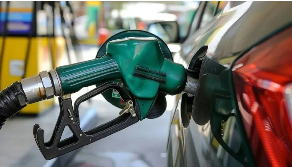 Akaryakıtta çifte zam: Motorin 90 TL'yi aştı, benzin 80 TL'ye yaklaştı Akaryakıtta çifte zam: Motorin 90 TL'yi aştı, benzin 80 TL'ye yaklaştı