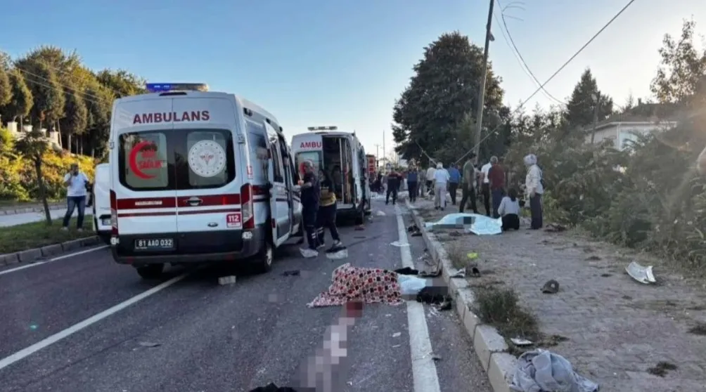 Tır ile işçileri taşıyan servis çarpıştı: Düzce'deki kazada 4 ölü, 8 yaralı