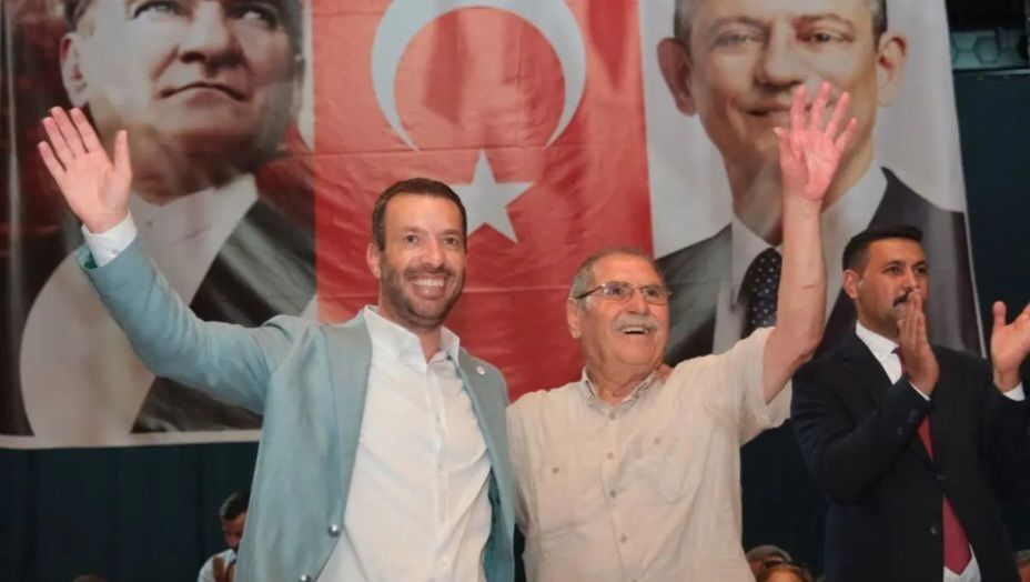 CHP Ceyhan ilçe yönetimi toplu istifayla YENİ Parti'ye geçti