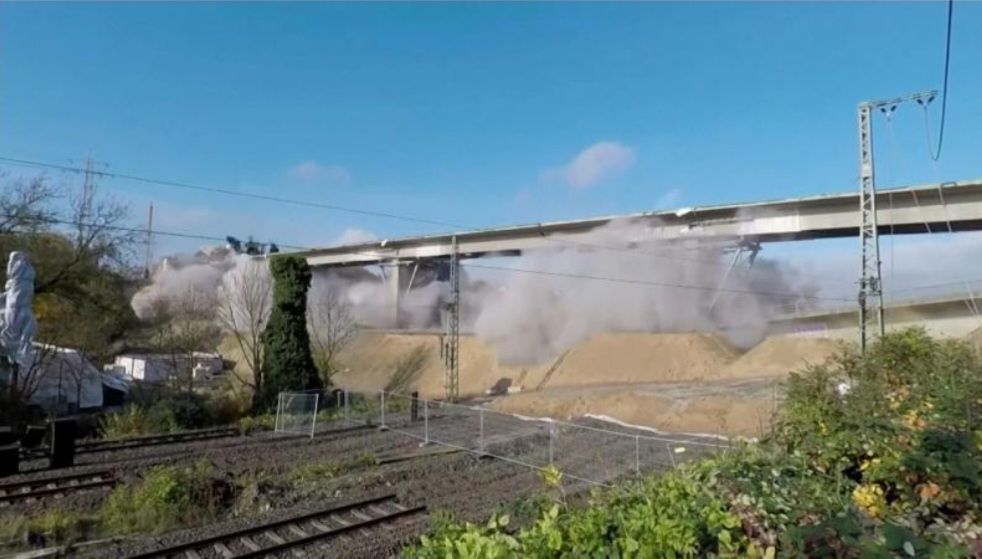 Hamburg-Altona’da Demiryolu Köprüsü Kontrollü Patlatmayla Yıkıldı