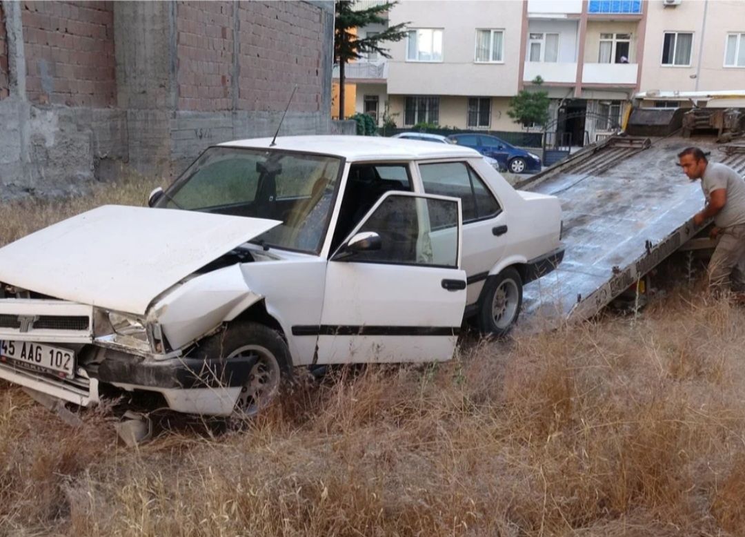 Boş arazide duvara çarpan sürücü otomobilini bırakıp kaçtı